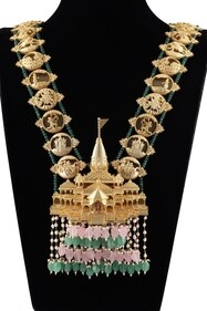 The Ayodhya collection by PP Jewellers by Pawan Gupta features Ram Mandir-inspired jewellery pieces made from 22-carat gold and precious gemstones The Ayodhya collection by PP Jewellers by Pawan Gupta features Ram Mandir-inspired jewellery pieces made from 22-carat gold and precious gemstones