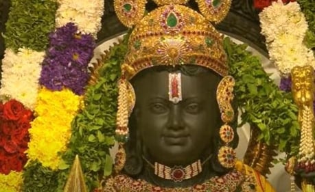 Ram Lalla tilak: The idol of Lord Ram Lalla has a silver and red tilak.