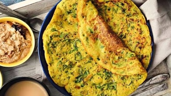Chillas: Moong dal and chana daal chilla is not just a great source of protein but also dietary fibre that could promote a healthy gut. These chillas are full of soluble fibre and keep your gut lining strong.&nbsp;(Pinterest)