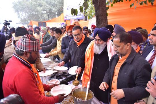 Shiromani Akali Dal (SAD) president Sukhbir Singh Badal at a langar organised by former minister Anil Joshi in Amritsar on Monday. (Sameer Sehgal/HT) Shiromani Akali Dal (SAD) president Sukhbir Singh Badal at a langar organised by former minister Anil Joshi in Amritsar on Monday. (Sameer Sehgal/HT)