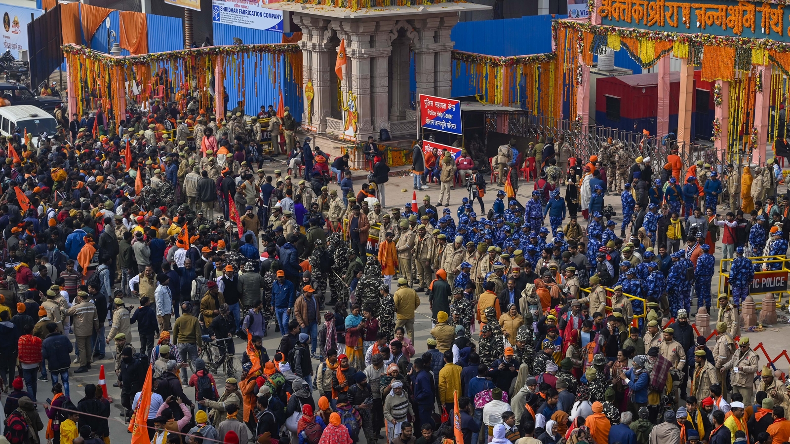 More than 2.5 lakh devotees offer prayers at Ayodhya's Ram Temple on day 1 - Vimarsana News