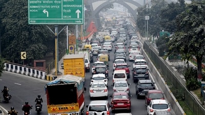 Long jam on Barapullah flyover and whole ring road from AIIMS to Noida toll road due to caving in of road at Noida toll, one of the users said. (HT Photo/Sunil Ghosh) Long jam on Barapullah flyover and whole ring road from AIIMS to Noida toll road due to caving in of road at Noida toll, one of the users said. (HT Photo/Sunil Ghosh)