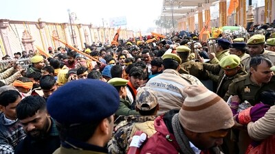 Police personnel struggle to manage the crowd entering for darshan at Ram Temple during heavy rush in Ayodhya. (HT Photo/Deepak Gupta) Police personnel struggle to manage the crowd entering for darshan at Ram Temple during heavy rush in Ayodhya. (HT Photo/Deepak Gupta)