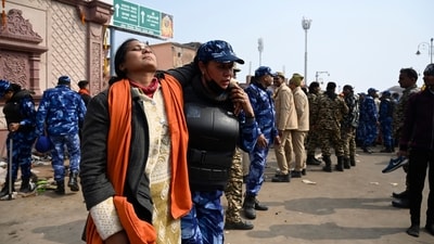 A women gets injured while entering to Ram temple during the heavy rush of devotees in Ayodhya on Tuesday. (HT Photo/Deepak Gupta) A women gets injured while entering to Ram temple during the heavy rush of devotees in Ayodhya on Tuesday. (HT Photo/Deepak Gupta)