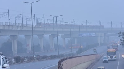 A Metro train runs in a cold and dense foggy morning amid rising air pollution levels in the Anand Vihar area of New Delhi. (PTI)