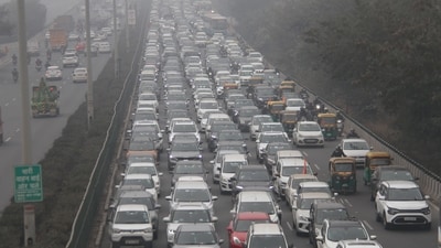 Commuters on Tuesday were stuck in traffic near India Gate in central Delhi after vehicular movement was affected due to a full dress rehearsal for the Republic Day parade. (ANI) Commuters on Tuesday were stuck in traffic near India Gate in central Delhi after vehicular movement was affected due to a full dress rehearsal for the Republic Day parade. (ANI)