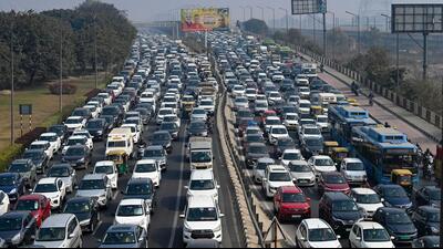 At Nizamuddin Bridge on NH-24 on Tuesday. The jam occurred due to the Republic Day Parade dress rehearsals. (Sanchit Khanna/HT Photo) At Nizamuddin Bridge on NH-24 on Tuesday. The jam occurred due to the Republic Day Parade dress rehearsals. (Sanchit Khanna/HT Photo)