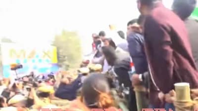 Congress workers stopped at Guwahati border. Congress workers stopped at Guwahati border.