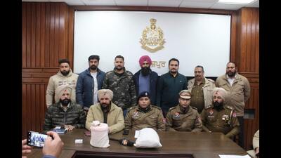 Ferozepur superintendent of police Randhir Kumar speaking to the media about the release of two drug traders with heroin in Ferozepur on Thursday. (HT File)