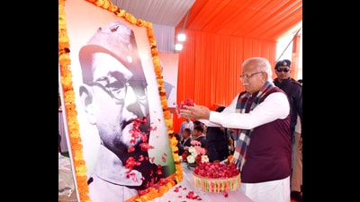 Haryana chief minister Manohar Lal Khattar on Tuesday said that he has directed Rewari and Mahendergarh deputy commissioners to honour three soldiers of the Azad Hind Fauj to pay a real tribute to freedom fighter Netaji Subhas Chandra Bose on his 128th birth anniversary. (Manoj Dhaka/HT)