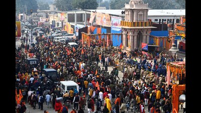 Heavy force outside Ram Temple gate to manage the crowd in Ayodhya, Uttar Pradesh India on Tuesday. (Deepak Gupta/Hindustan Times) Heavy force outside Ram Temple gate to manage the crowd in Ayodhya, Uttar Pradesh India on Tuesday. (Deepak Gupta/Hindustan Times)