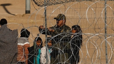 A U.S. Border Patrol agent stands next to migrants seeking asylum before being returned to Mexico from the United States after U.S. authorities prevented their crossing, as seen from Ciudad Juarez, Mexico January 22, 2024. REUTERS/Jose Luis Gonzalez (REUTERS)