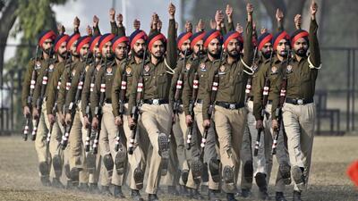 Police personnel rehearsing for the Republic Day parade in Ludhiana on Tuesday. (Gurpreet Singh/HT)