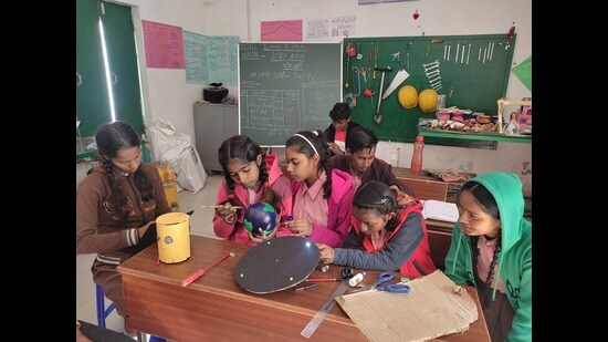 Manvi Rawat, a Class 7 student, experimenting in her classroom (HT Photo)