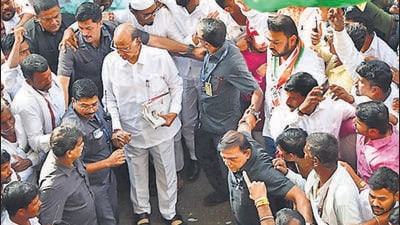 Mumbai, India – Jan 24, 2024: NCP chief Sharad Pawar arrives at party headquarters, at Ballard Pier, in Mumbai, India, on Wednesday, Jan 24, 2024. (Photo by Bhushan Koyande/HT Photo) Mumbai, India – Jan 24, 2024: NCP chief Sharad Pawar arrives at party headquarters, at Ballard Pier, in Mumbai, India, on Wednesday, Jan 24, 2024. (Photo by Bhushan Koyande/HT Photo)