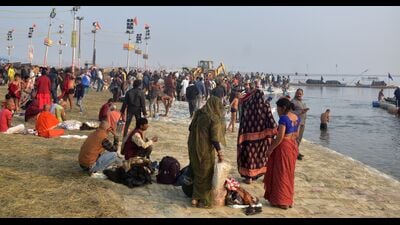 Pilgrims arriving on the eve of Paush Purnima snan in Prayagraj. (Anil Kumar Maurya/HT)