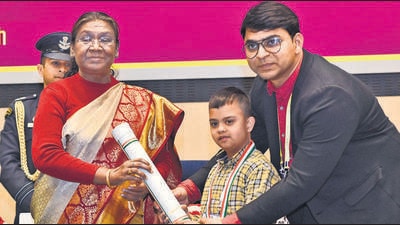President Droupadi Murmu presents the award to Avnish Tiwari at Vigyan Bhavan in New Delhi on Monday. (ANI) President Droupadi Murmu presents the award to Avnish Tiwari at Vigyan Bhavan in New Delhi on Monday. (ANI)