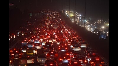 R-Day traffic restrictions in Gurugram triggered a long traffic jam on Delhi-Gurugram expressway on Wednesday evening. (Parveen Kumar/HT Photo) R-Day traffic restrictions in Gurugram triggered a long traffic jam on Delhi-Gurugram expressway on Wednesday evening. (Parveen Kumar/HT Photo)
