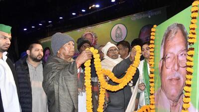 RJD chief Lalu Prasad pays tribute to Karpoori Thakur on his 100th birth anniversary in Patna on Wednesday. (Santosh Kumar/HT) RJD chief Lalu Prasad pays tribute to Karpoori Thakur on his 100th birth anniversary in Patna on Wednesday. (Santosh Kumar/HT)