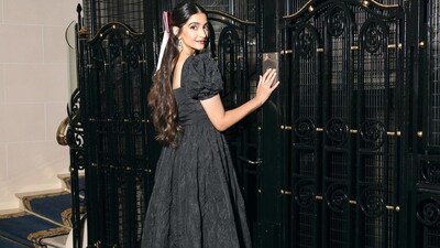 Sharing some stunning pictures from a dinner post the event, Sonam wrote on Instagram, “Date night with my baby in Versailles to one of the most beautiful dinners I’ve been too.” Sharing some stunning pictures from a dinner post the event, Sonam wrote on Instagram, “Date night with my baby in Versailles to one of the most beautiful dinners I’ve been too.”