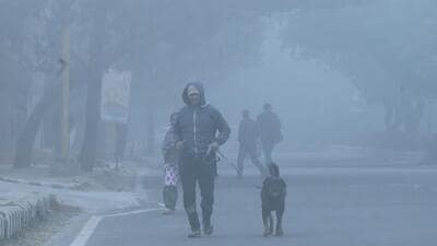 The pollution spike came despite a jump in temperatures. Delhi’s minimum rose from 6.9°C on Tuesday to 8.3°C on Wednesday – a degree above normal. (Viipin Kumar/ HT Photo) The pollution spike came despite a jump in temperatures. Delhi’s minimum rose from 6.9°C on Tuesday to 8.3°C on Wednesday – a degree above normal. (Viipin Kumar/ HT Photo)