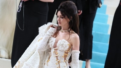 Anne Hathaway poses at the Met Gala, an annual fundraising gala held for the benefit of the Metropolitan Museum of Art's Costume Institute with this year's theme "Karl Lagerfeld: A Line of Beauty", in New York City, New York, U.S., May 1, 2023. REUTERS/Brendan Mcdermid (REUTERS)