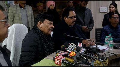 Uttar Pradesh environment minister KP Malik addresses a press conference at Okhla Bird Sanctuary in Noida, on Wednesday, (Sunil Ghosh/HT Photo)