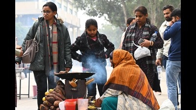 Visitors enjoying hot snacks amid the chilly weather at the Sector17 Plaza in Chandigarh on Sunday. (Keshav Singh/HT) Visitors enjoying hot snacks amid the chilly weather at the Sector17 Plaza in Chandigarh on Sunday. (Keshav Singh/HT)