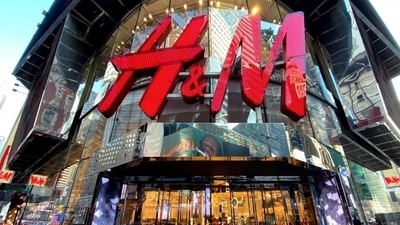FILE PHOTO: The H&M clothing store in Times Square in Manhattan, New York, U.S., November 15, 2019. REUTERS/Mike Segar/File Photo (REUTERS) FILE PHOTO: The H&M clothing store in Times Square in Manhattan, New York, U.S., November 15, 2019. REUTERS/Mike Segar/File Photo (REUTERS)