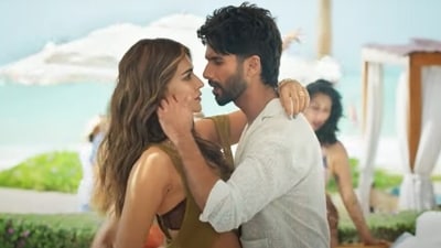 Kriti Sanon and Shahid Kapoor in Akhiyaan Gulaab, the second song from Teri Baaton Mein Aisa Uljha Jiya Kriti Sanon and Shahid Kapoor in Akhiyaan Gulaab, the second song from Teri Baaton Mein Aisa Uljha Jiya