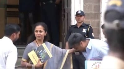 Rohit Pawar touched Supriya Sule's feet before entering the ED office.