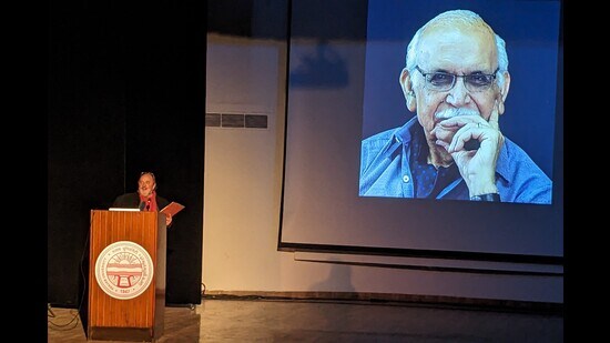 Delhi-based Scottish historian William Dalrymple addressing the audience at Panjab University’s Law Auditorium in Chandigarh on Tuesday. (HT Photo)