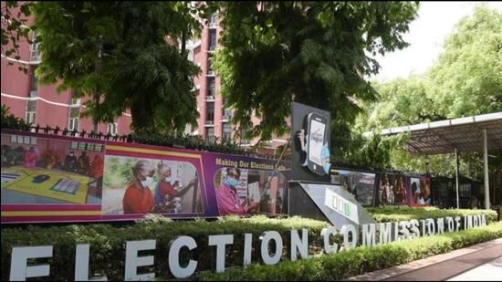 Haryana chief electoral officer (CEO) Anurag Agarwal said that among the youth voters, the first three voters will be given three laptops, the next two voters will be given two smart phones and 100 voters will be given pen drives (HT File Photo/ Representational image)