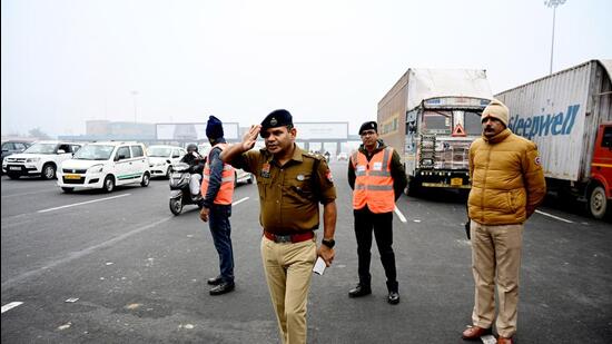 Inspections were also carried out at railway stations, metro stations, bus stands and local markets, among other places that witness a heavy footfall, especially on Republic Day. More security checks will be carried out till Friday. (Sunil Ghosh/HT Photo)