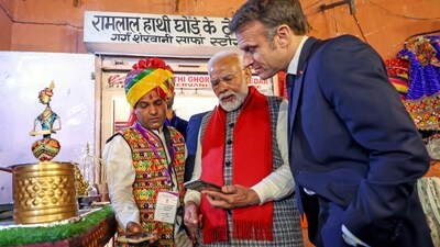 Prime Minister Narendra Modi explains the UPI digital payments system to French President Emmanuel Macron during their visit to Jaipur on Thursday. (ANI) Prime Minister Narendra Modi explains the UPI digital payments system to French President Emmanuel Macron during their visit to Jaipur on Thursday. (ANI)