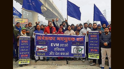 Ambekar Navyuvak Dal Punjab cadres staged a protest against electronic voting machines(EVM) in Ludhiana. (HT PHOTO) Ambekar Navyuvak Dal Punjab cadres staged a protest against electronic voting machines(EVM) in Ludhiana. (HT PHOTO)