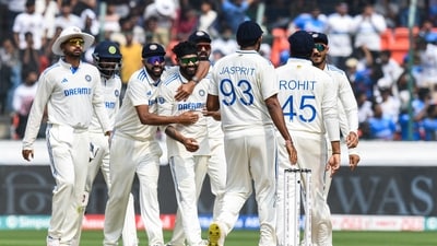 India's Ravindra Jadeja (C) celebrates with teammates after taking the wicket of England's Joe Root during the first day of the first Test cricket match between India and England at the Rajiv Gandhi International Stadium in Hyderabad on January 25, 2024. (Photo by Noah SEELAM / AFP) / -- IMAGE RESTRICTED TO EDITORIAL USE - STRICTLY NO COMMERCIAL USE -- (AFP) India's Ravindra Jadeja (C) celebrates with teammates after taking the wicket of England's Joe Root during the first day of the first Test cricket match between India and England at the Rajiv Gandhi International Stadium in Hyderabad on January 25, 2024. (Photo by Noah SEELAM / AFP) / -- IMAGE RESTRICTED TO EDITORIAL USE - STRICTLY NO COMMERCIAL USE -- (AFP)