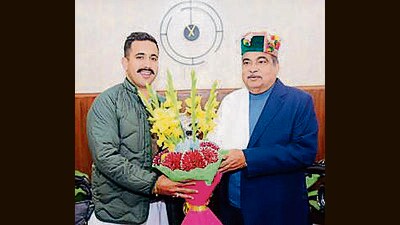 Himachal public works minister Vikramaditya Singh with Union minister Nitin Gadkari in New Delhi on Thursday. (HT Photo)