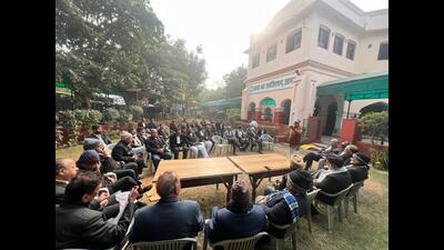 Lawyers gathered during the meeting at lawns of Agra Bar Association on Thursday. (HT Photo) Lawyers gathered during the meeting at lawns of Agra Bar Association on Thursday. (HT Photo)