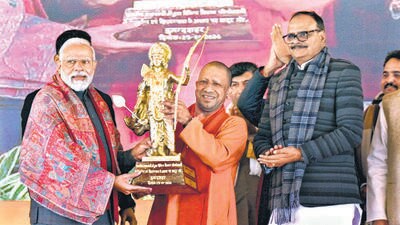 Prime Minister Narendra Modi receives a memento from Uttar Pradesh chief minister Yogi Adityanath in Bulandshahr on Thursday. (PTI) Prime Minister Narendra Modi receives a memento from Uttar Pradesh chief minister Yogi Adityanath in Bulandshahr on Thursday. (PTI)
