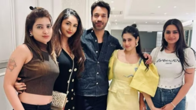Vicky Jain with Ayesha Khan, Isha Malviya, Sana Raees Khan at his house party. Vicky Jain with Ayesha Khan, Isha Malviya, Sana Raees Khan at his house party.