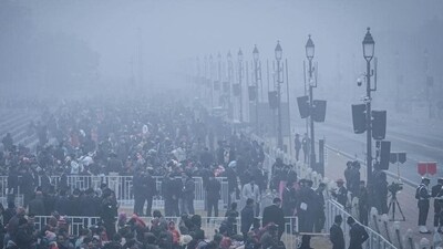 Republic Day 2024: A view of Kartavya Path on a foggy morning. (Raj K Raj/HT Photo) Republic Day 2024: A view of Kartavya Path on a foggy morning. (Raj K Raj/HT Photo)