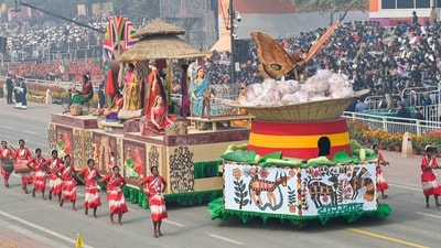 Artists perform beside the tableaux of Jharkhand state during the 75th Republic Day Parade 2024 at Kartavya Path. (HT Photo/Raj K Raj)