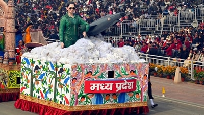 Madhya Pradesh tableau for the 75th Republic Day parade portrayed the 'self-reliant and progressive' women of the state. (HT Photo/Raj K Raj)