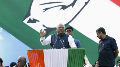 Kharge hoisted the Indian flag at the Karnataka Pradesh Congress Committee (KPCC) office in Bengaluru. (ANI photo)