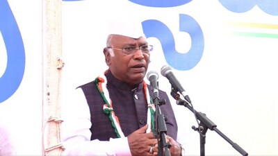 Congress National President Mallikarjun Kharge after hoisting the tricolour at the KPCC office in Bengaluru on Friday. (Mallikarjun Kharge/Twitter) Congress National President Mallikarjun Kharge after hoisting the tricolour at the KPCC office in Bengaluru on Friday. (Mallikarjun Kharge/Twitter)