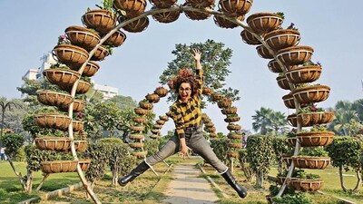 Actor Chitrashi Rawat couldn't contain her excitement when she got to visit Delhi recently. Here's the actor expressing her joy of getting to experience winter season, while at Mandi House to perform for a play. (Photo: Raajessh Kashyap/HT) Actor Chitrashi Rawat couldn't contain her excitement when she got to visit Delhi recently. Here's the actor expressing her joy of getting to experience winter season, while at Mandi House to perform for a play. (Photo: Raajessh Kashyap/HT)