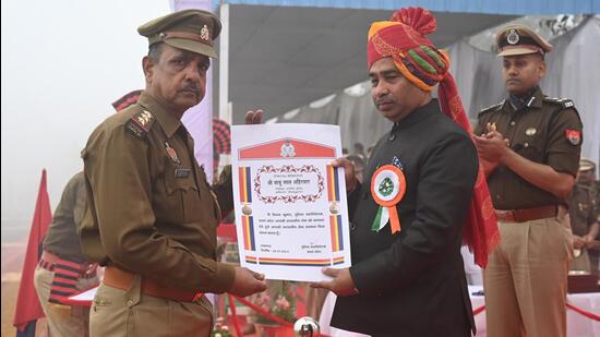 Uttar Pradesh public works department minister Brijesh Singh and Gautam Budh Nagar presents the commendation medals for meritorious service to police personnel on Republic Day celebrations, in Greater Noida, on Friday. (Sunil Ghosh/HT Photo)