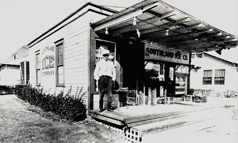 The first Southland Ice store to begin to offer staples, in the 1920s. The stores were eventually rebranded the 7-Eleven. There are now about 84,000 7-Elevens around the world. The first Southland Ice store to begin to offer staples, in the 1920s. The stores were eventually rebranded the 7-Eleven. There are now about 84,000 7-Elevens around the world.