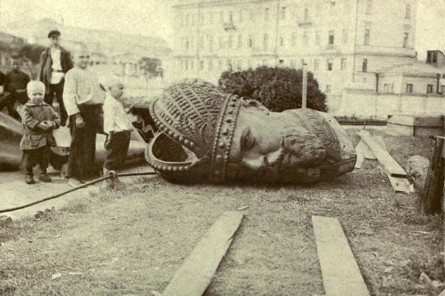 The bronze head of the ruined statue of Czar Alexander III during the Russian Revolution in 1917. (Shutterstock) The bronze head of the ruined statue of Czar Alexander III during the Russian Revolution in 1917. (Shutterstock)